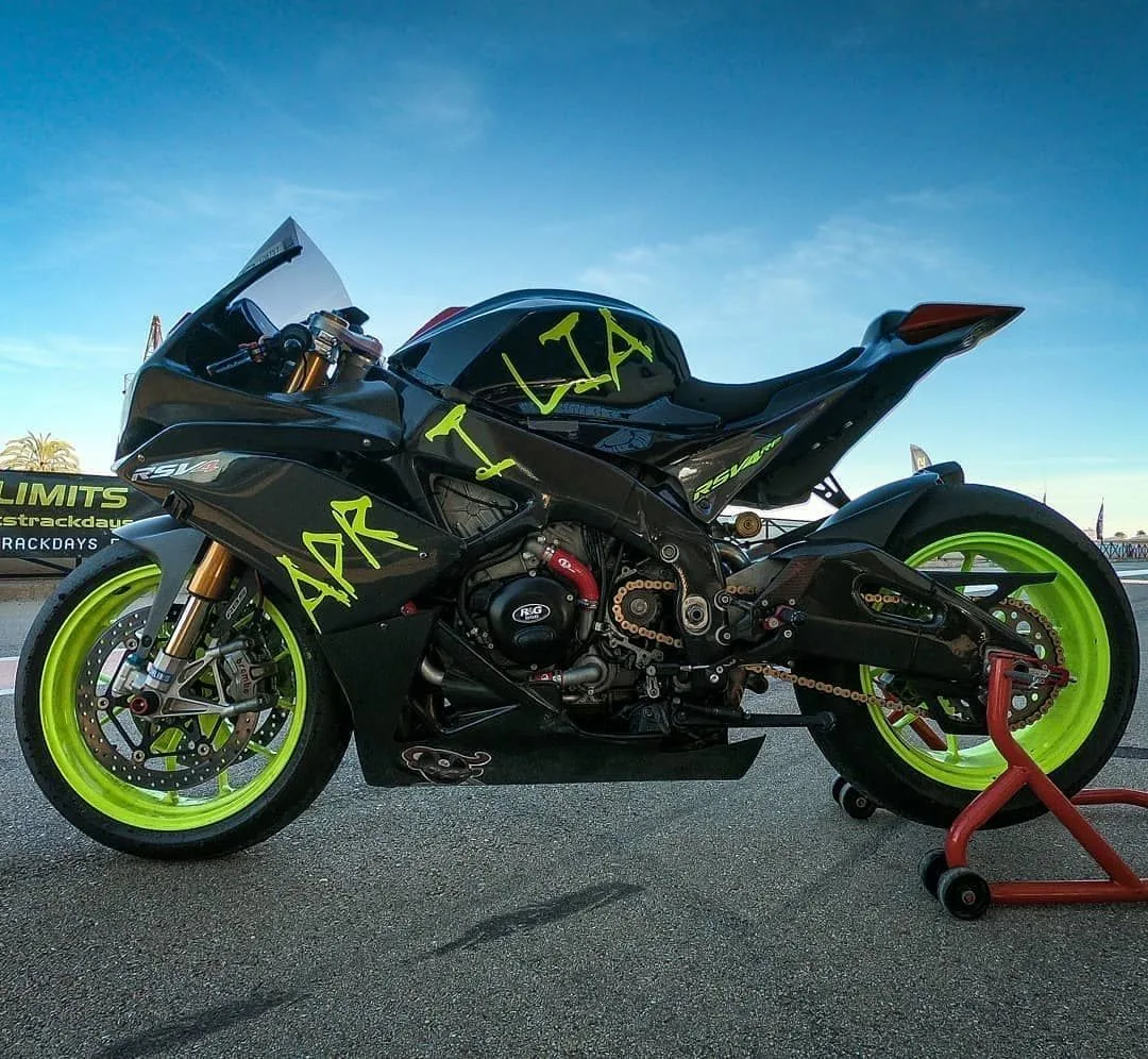 Aprilia RSV4 — королева трассы! Мощь, скорость, стиль. 🔥💎