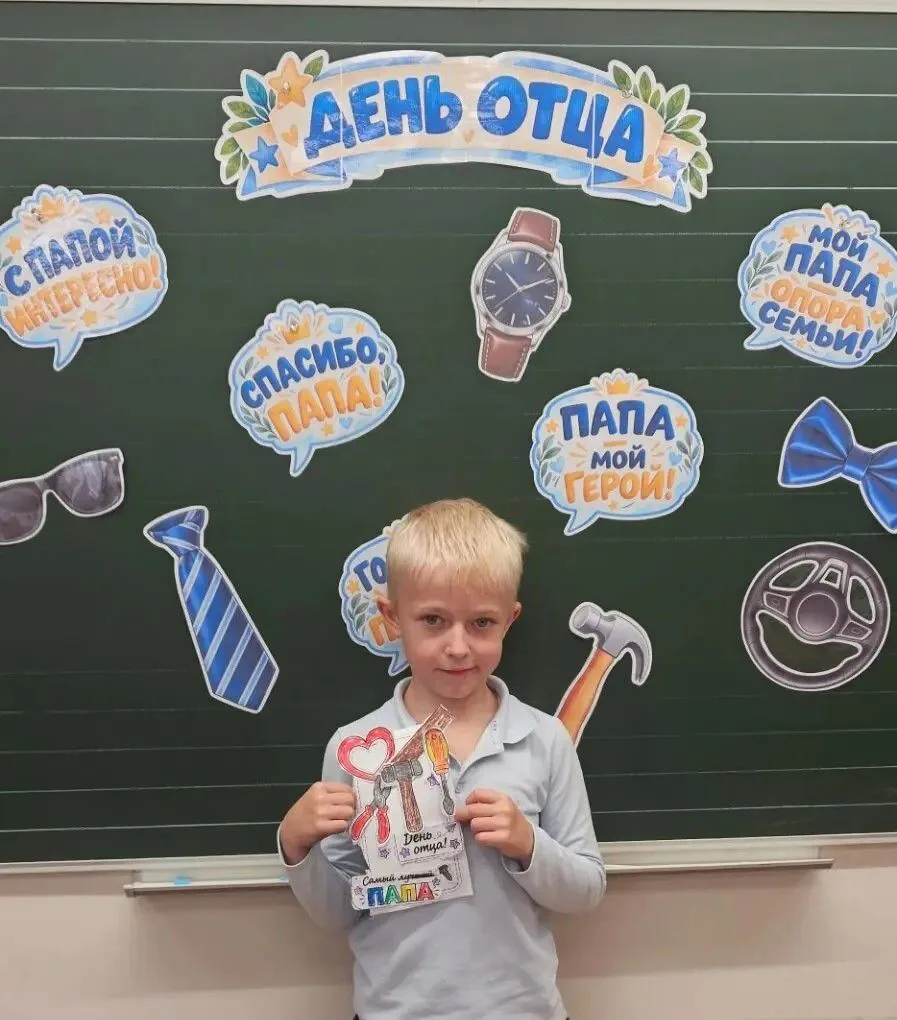 💌На уроке рисования учащиеся 1 «В» класса изготовили поздравительные открытки для свои...