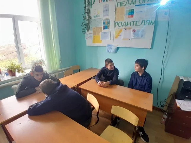 На занятии с подростками «Конфликт без драки» в рамках ситуативного практикума по профи...