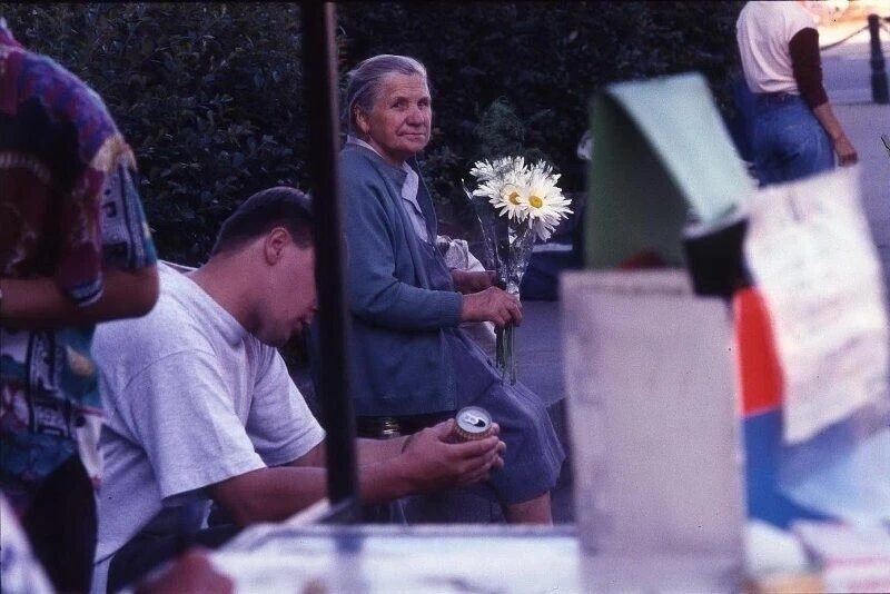 📷 Бабушка с букетом, 1992 год