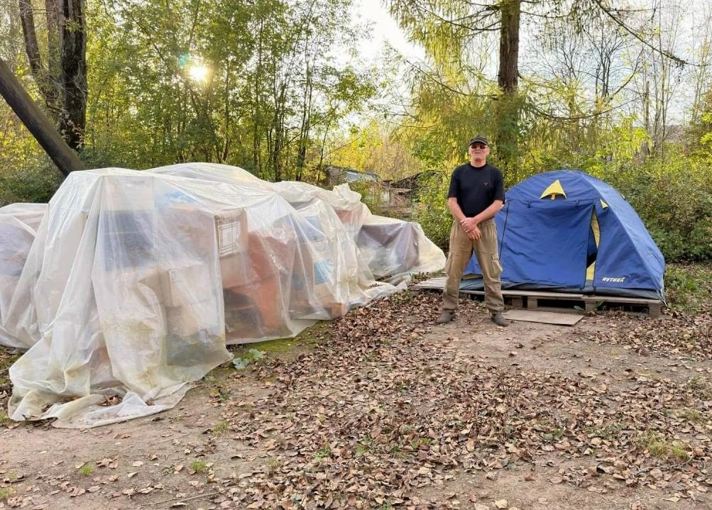🏕 В Перми пенсионер Александр Иванов с марта 2026 года живёт в палатке на месте, где р...