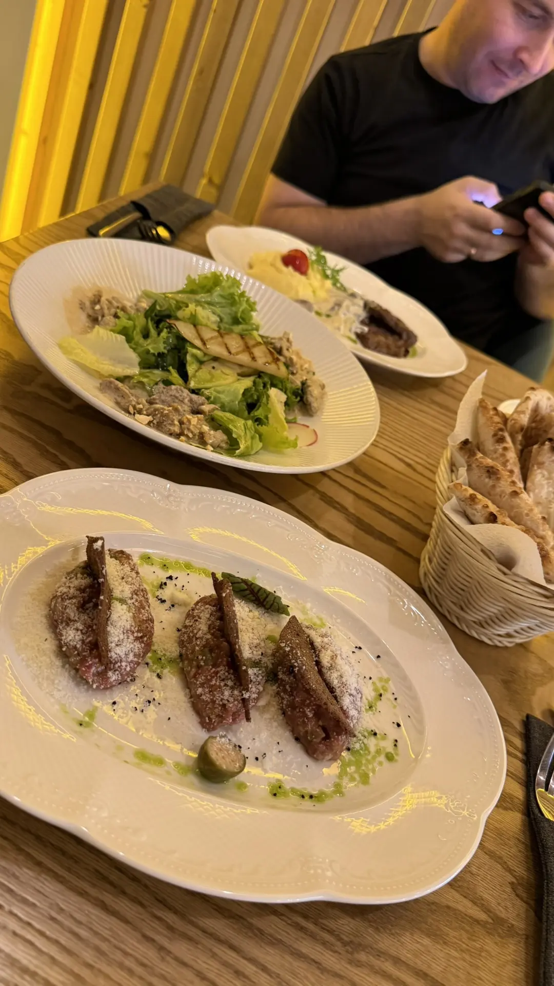 У нас вкусно. В крытом веке уболтала Сергежку на ресторан.  🍽️