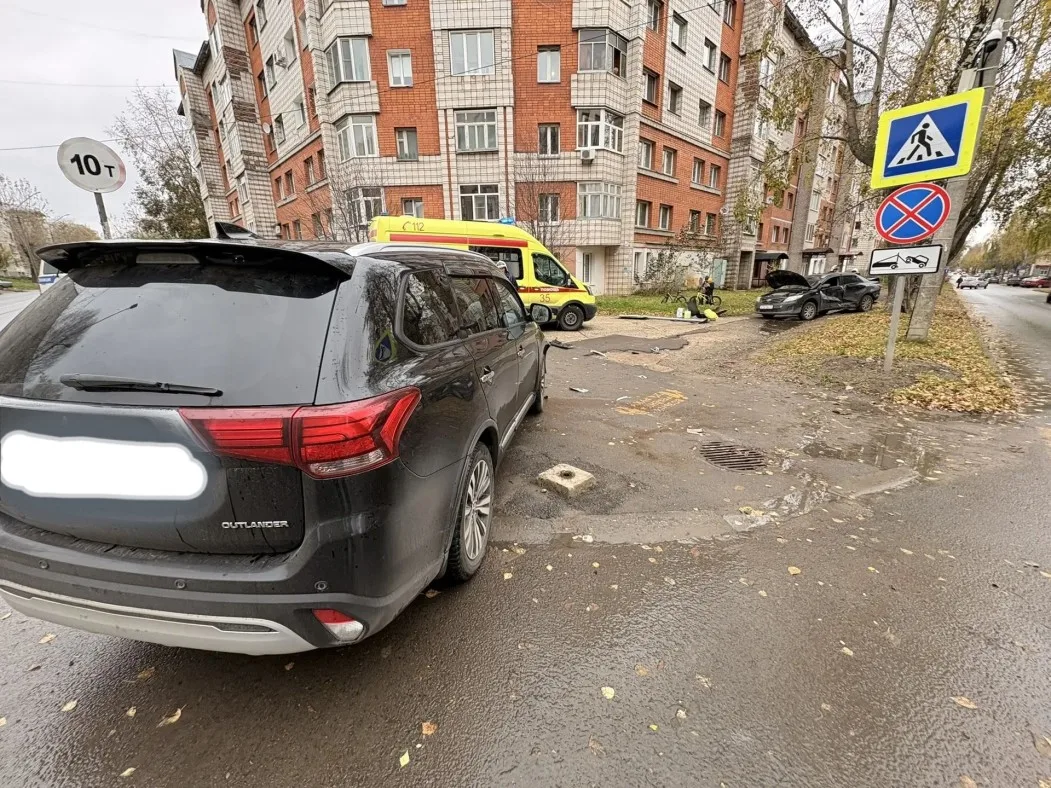 В Сыктывкаре две иномарки столкнулись на перекрёстке — одну отбросило на дорожный знак,...
