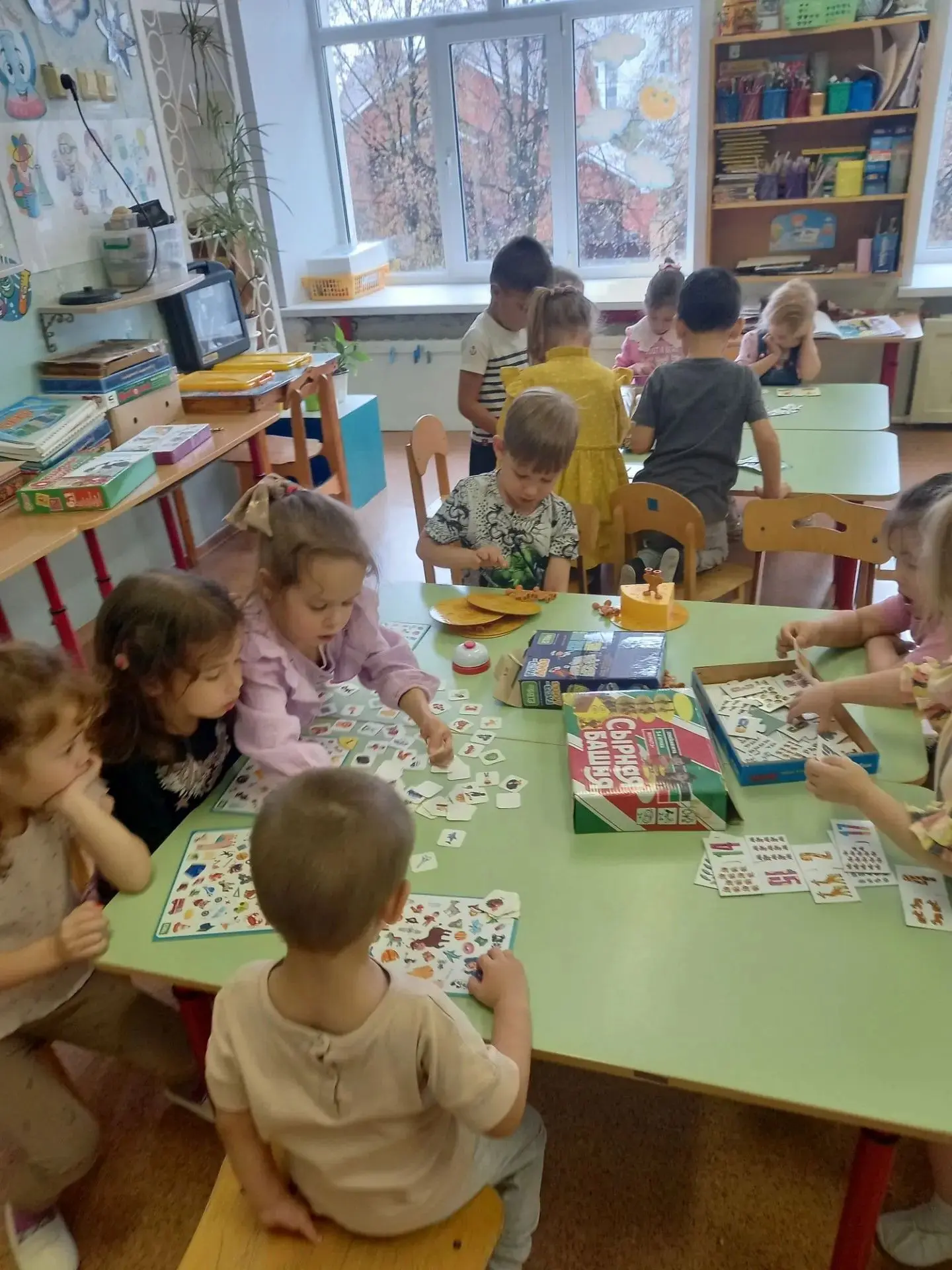 Бывают  такие дни, когда погода не позволяет развлекаться на улице. Это совсем не помех...