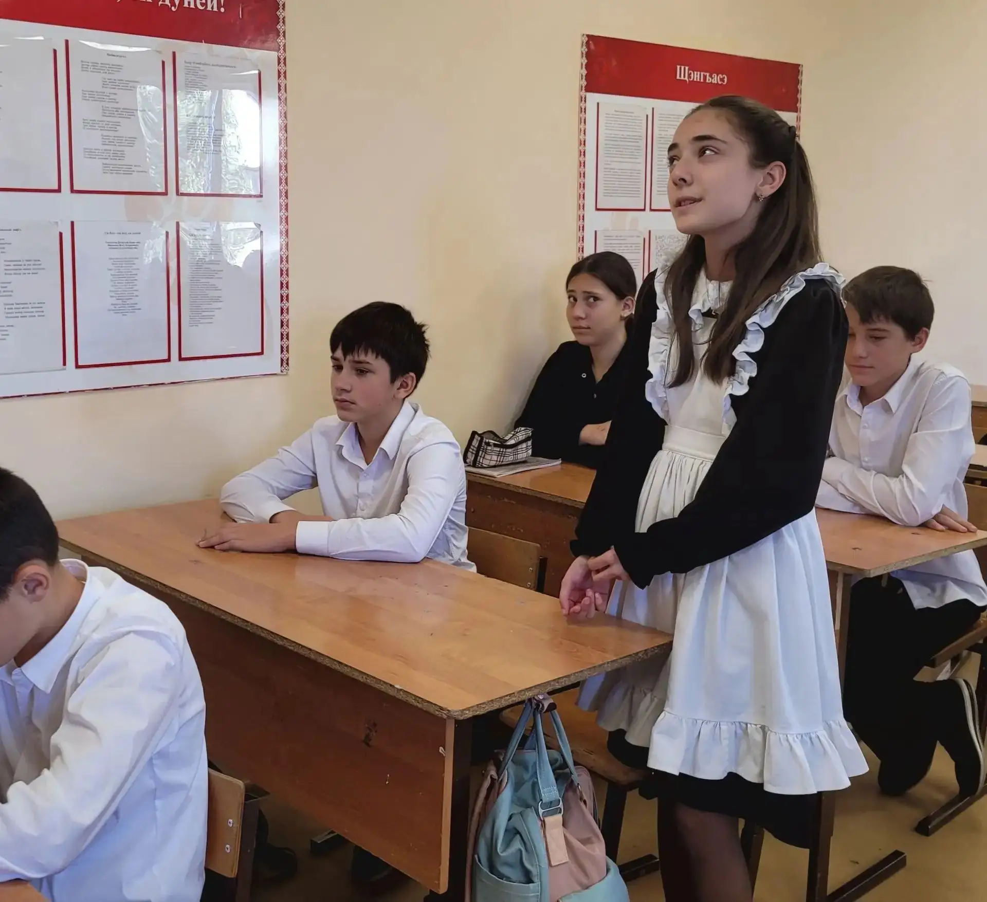 На классных часах ребята говорили о мужестве, стойкости и цене мира. Вспоминали выпускн...