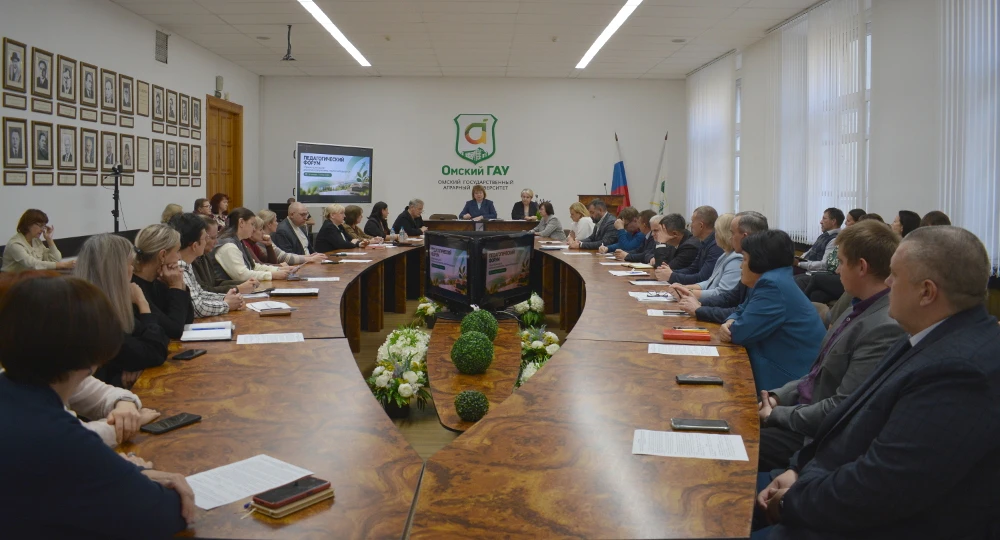 🤝 В Омском ГАУ состоялся круглый стол, посвященный развитию внеаудиторной работы