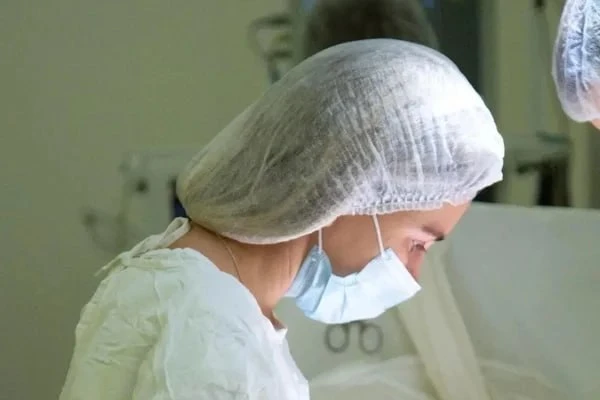 В Междуреченске врачи оказали помощь 24-летнему мужчине, который получил травмы после п...