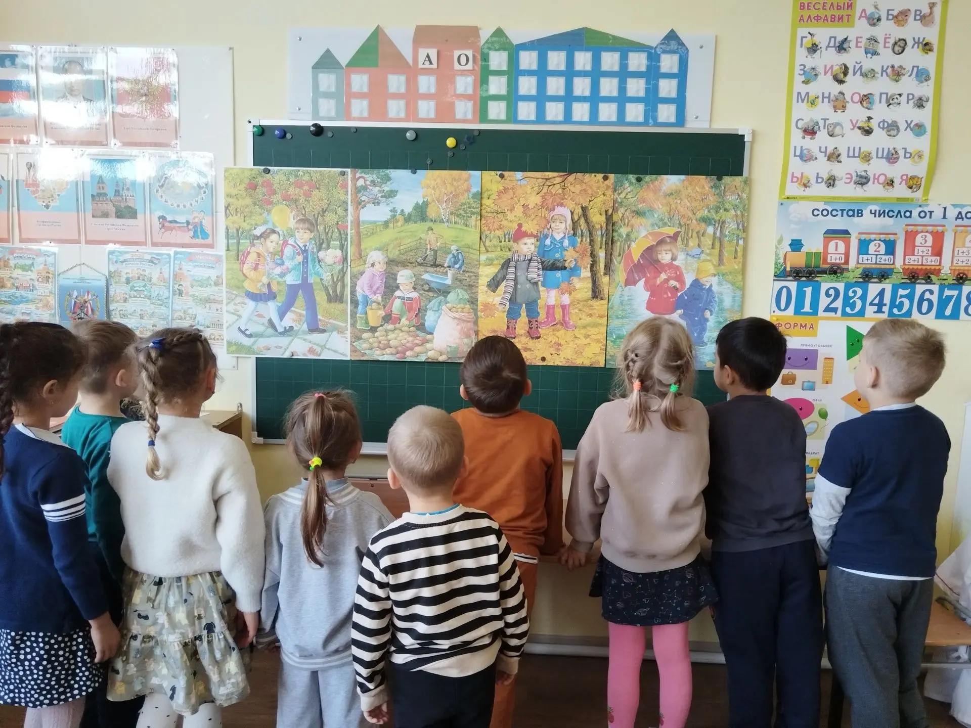 В группе "Непоседы" прошло занятие по формированию целостной картины мира на тему "Осень".
