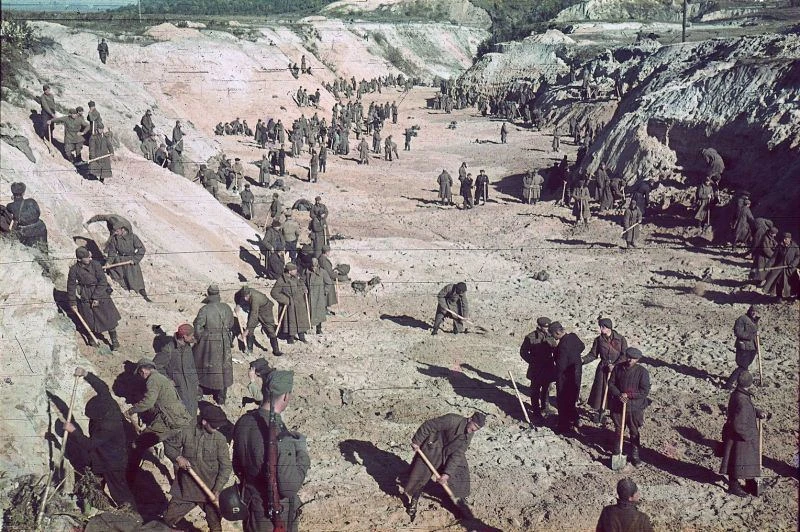 Подготовка к массовым расстрелам в Бабьем Яре, 1941 год.