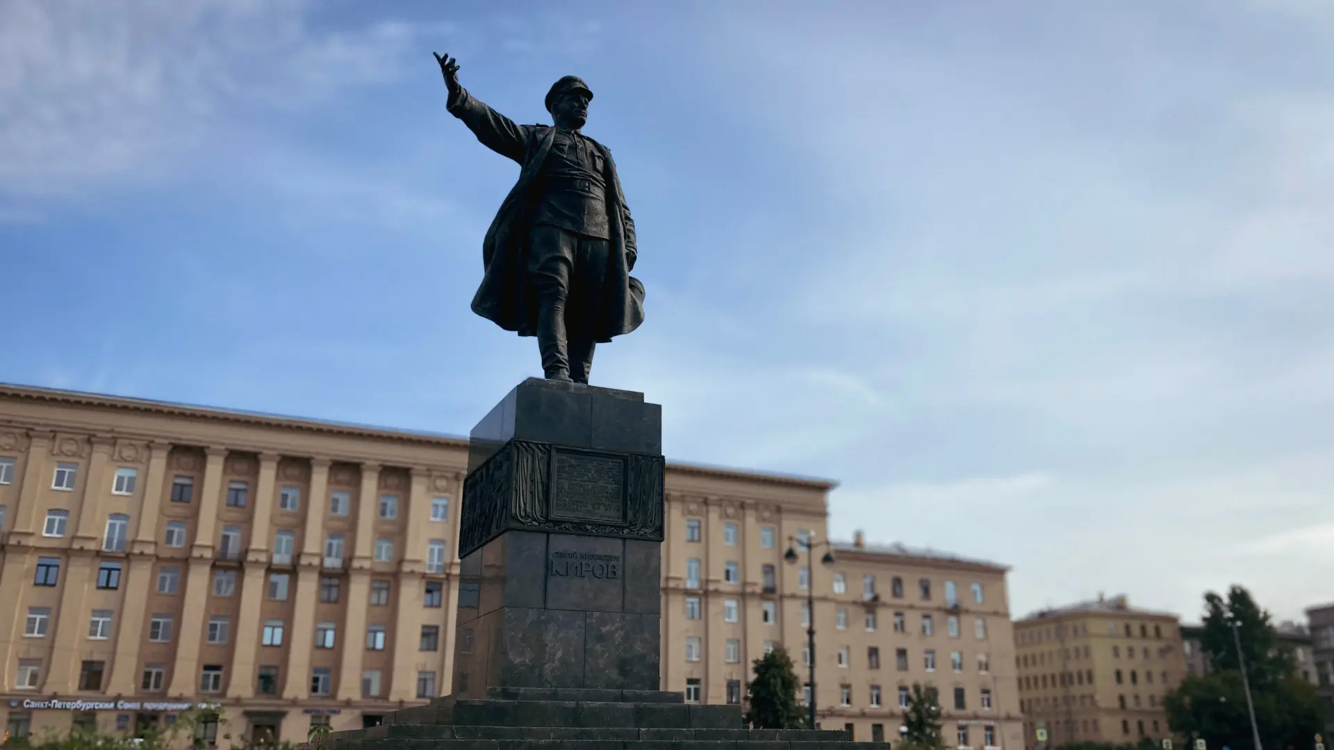 Начинаются ремонтные работы на памятнике С. М. Кирову на Кировской площади