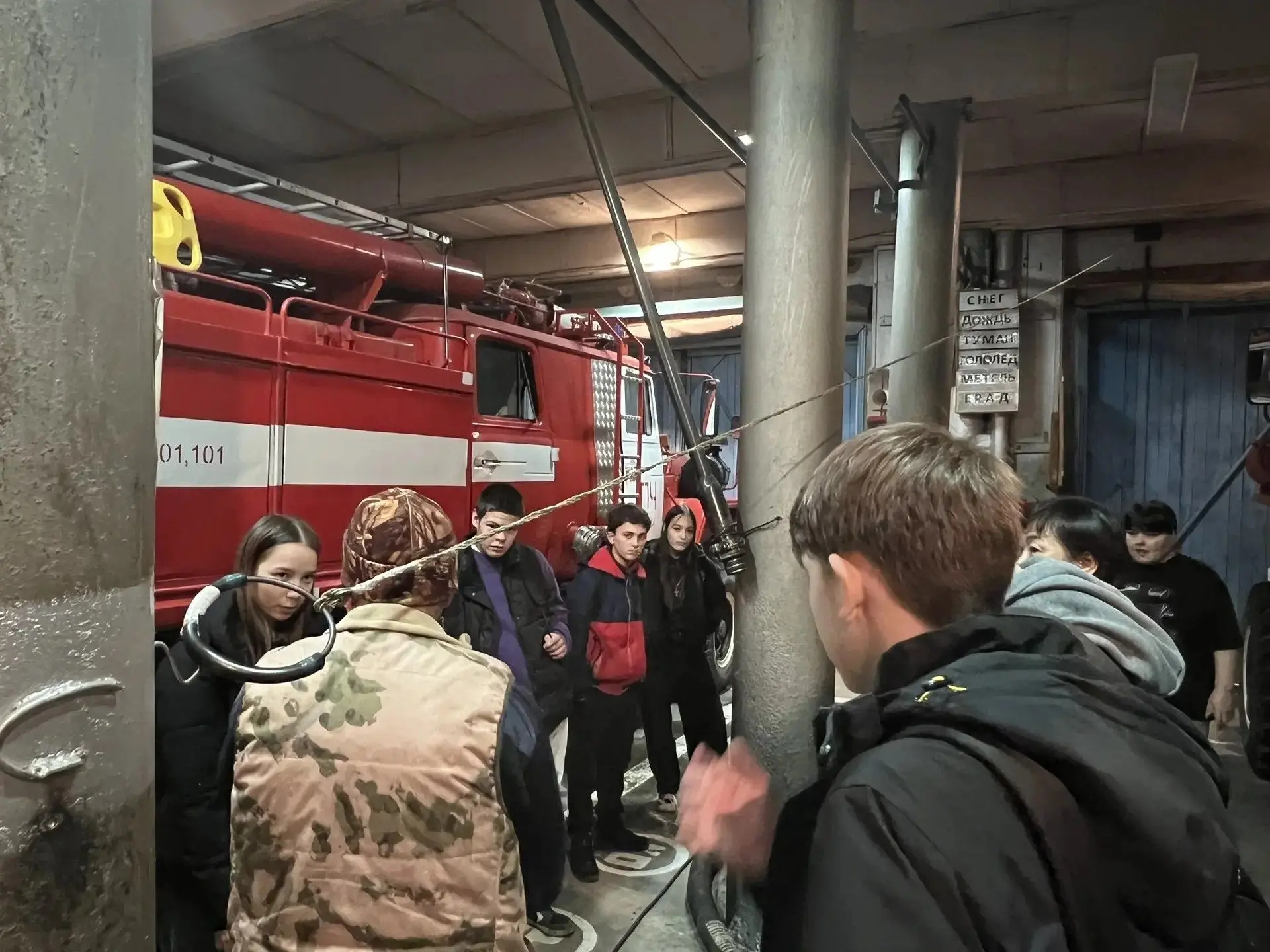 В рамках проекта «Билет в будущее» прошла экскурсия в Пожарную часть для 9-го класса - ...