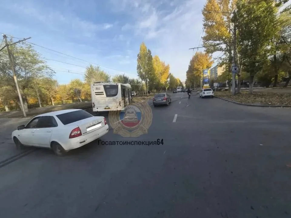 Сегодня утром в Саратове произошла авария с участием общественного транспорта.