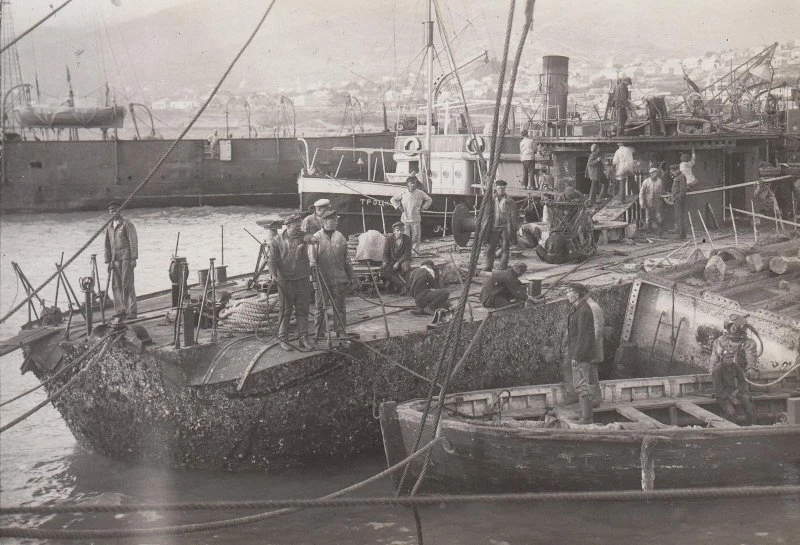 Подъем эскадренного миноносца "Калиакрия" в Цемесском заливе. 1925 год.