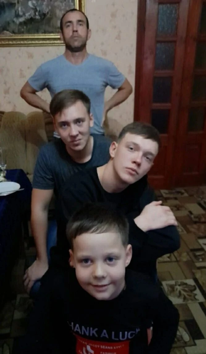 С Днем Отца поздравляет всех пап, дедушек, дядь и братьев 7 "А" казачий класс и принима...