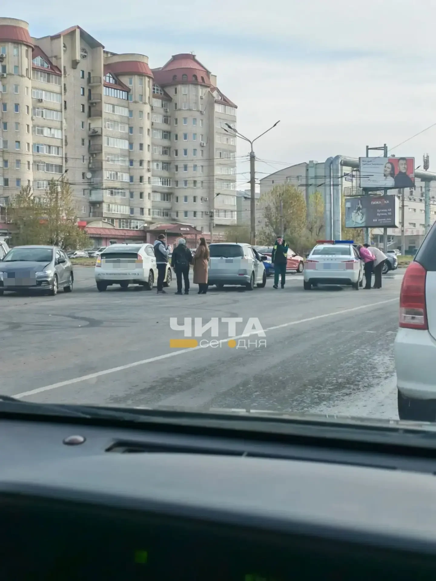 На кольце улиц Шилова и Генерала Белика вода превратилась в лед, из-за чего движение тр...