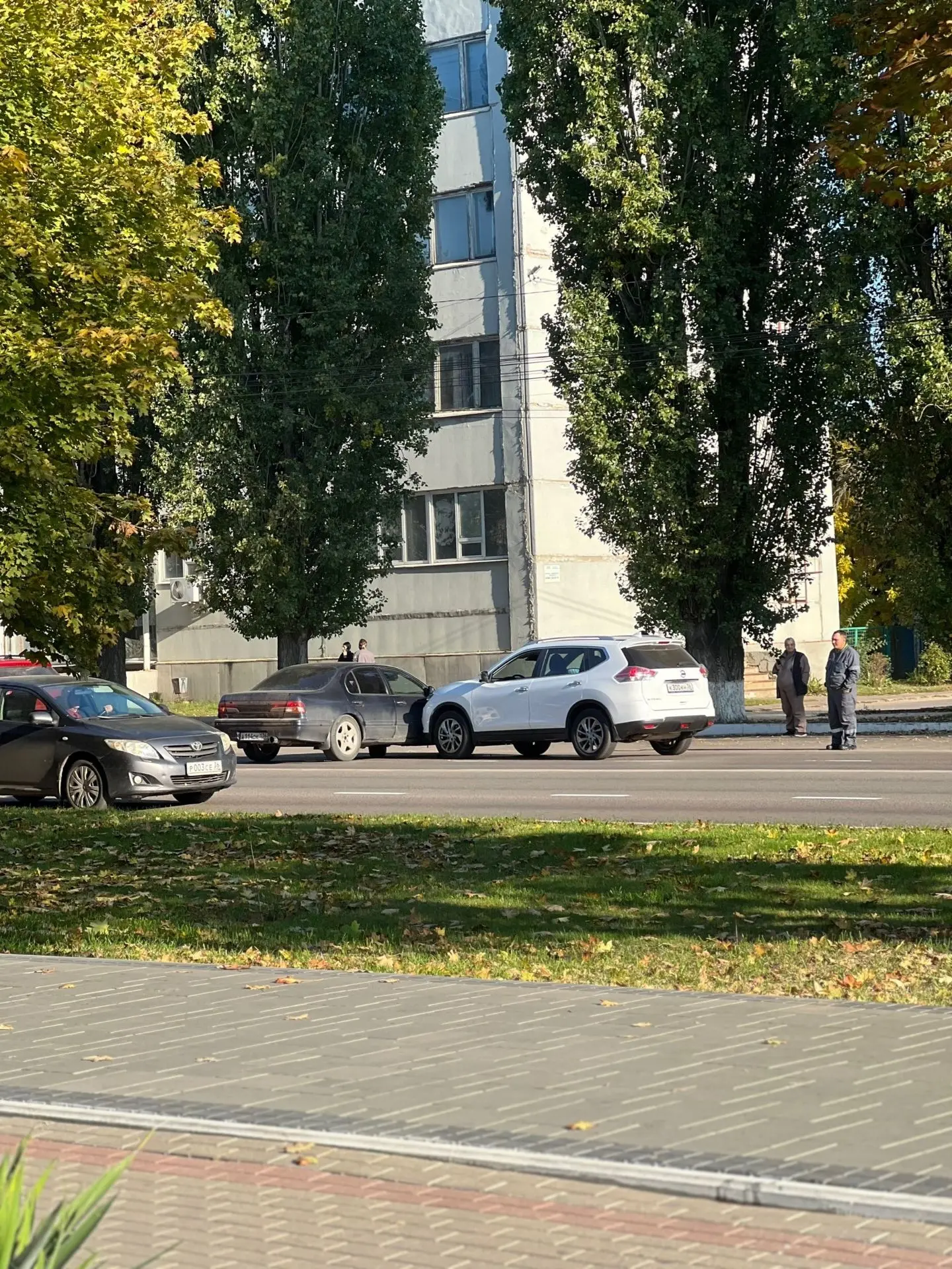 напротив гранда. По направлению автостанции объезжают по левой полосе с выездом на встр...
