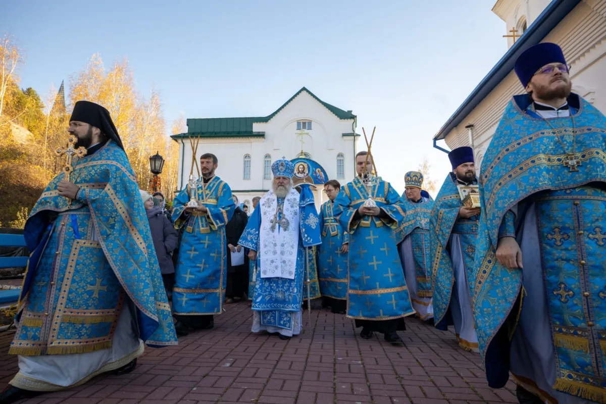 Верующие Ханты-Мансийска прошли Крестным ходом