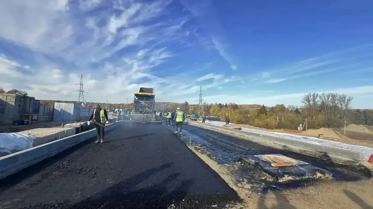 На новом мосту через канал имени Москвы в Дмитрове приступили к укладке асфальта