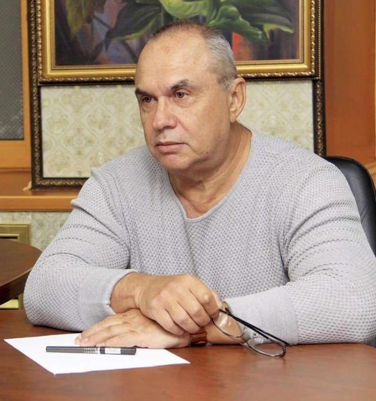 Сегодня я хочу рассказать вам о своем учителе. Именно этот человек оказал большое влиян...