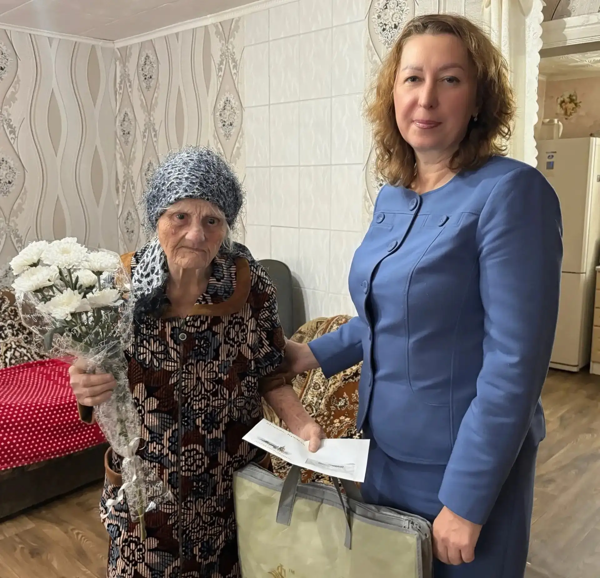 96 лет - целая эпоха: в Антрацитовском муниципальном округе поздравили именинницу