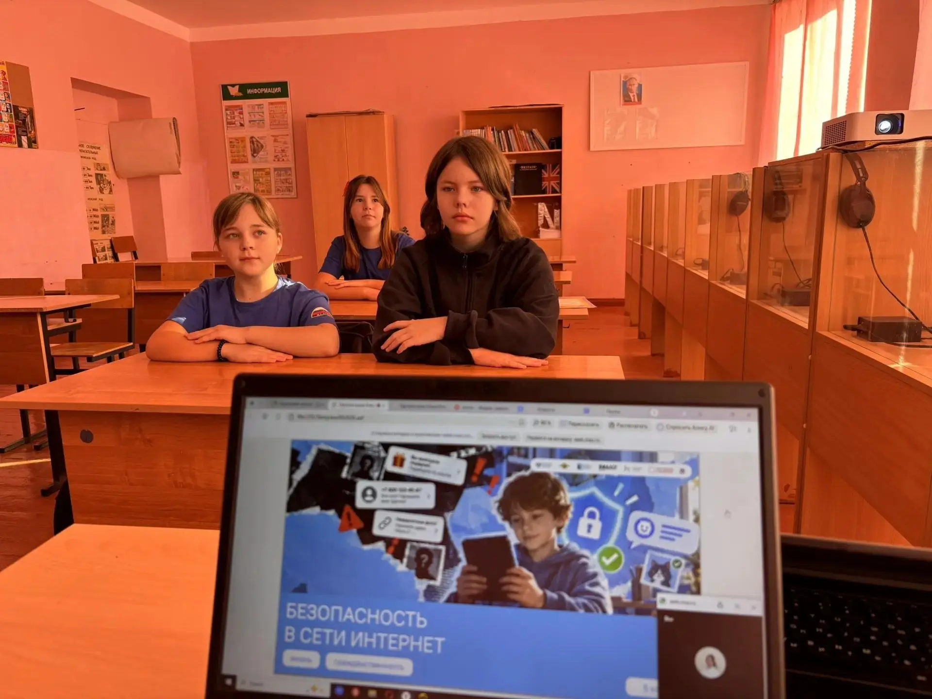 В школе прошло внеурочное занятие из цикла «Разговоры о важном» на тему «Безопасность в...