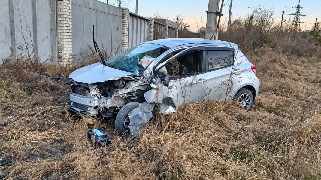 В Свободном водитель Toyota Vitz въехал в забор. Очевидцы подозревают, что женщина была...