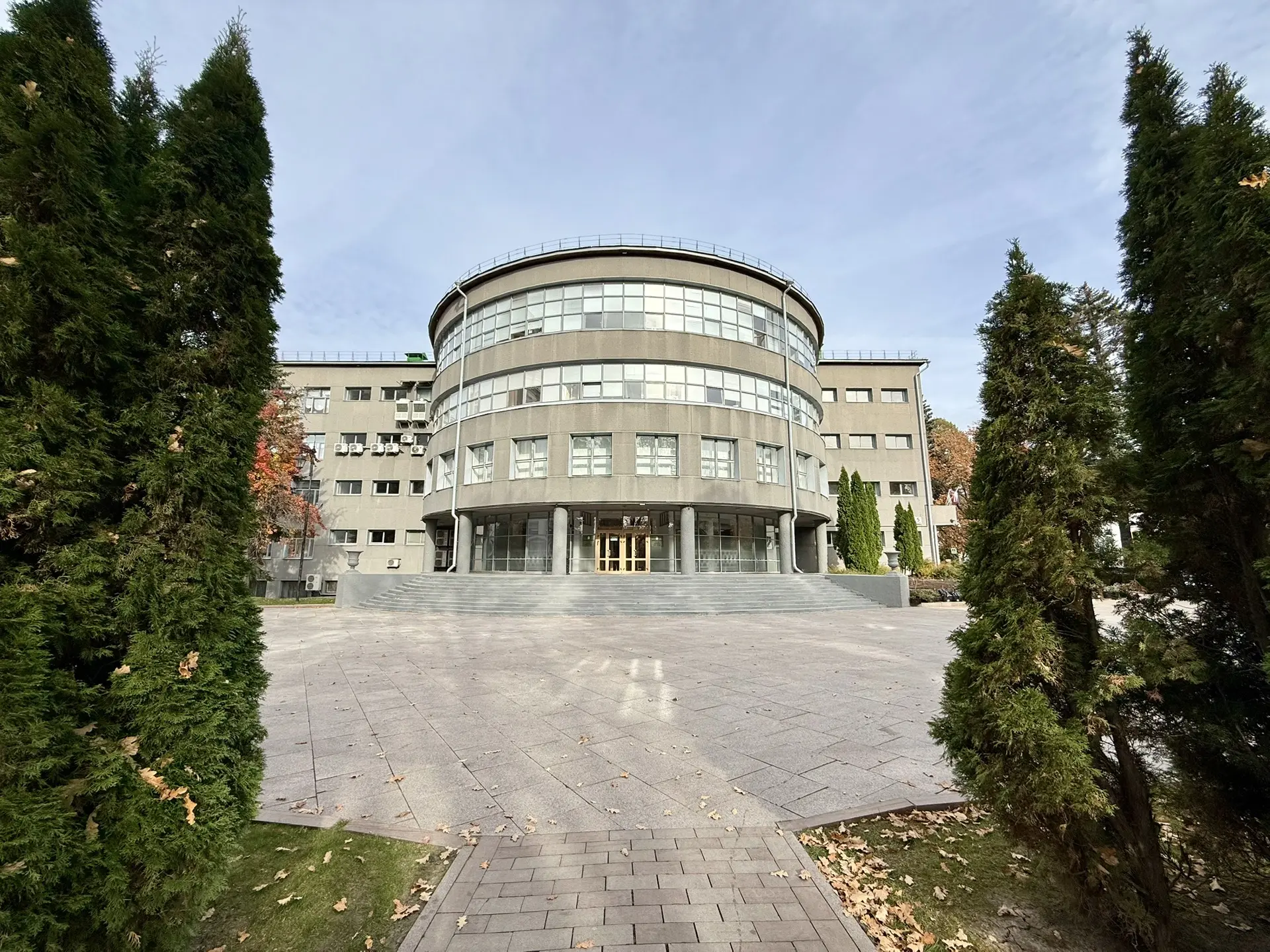 Принял ряд кадровых решений по изменению структруры администрации города и назначениям ...