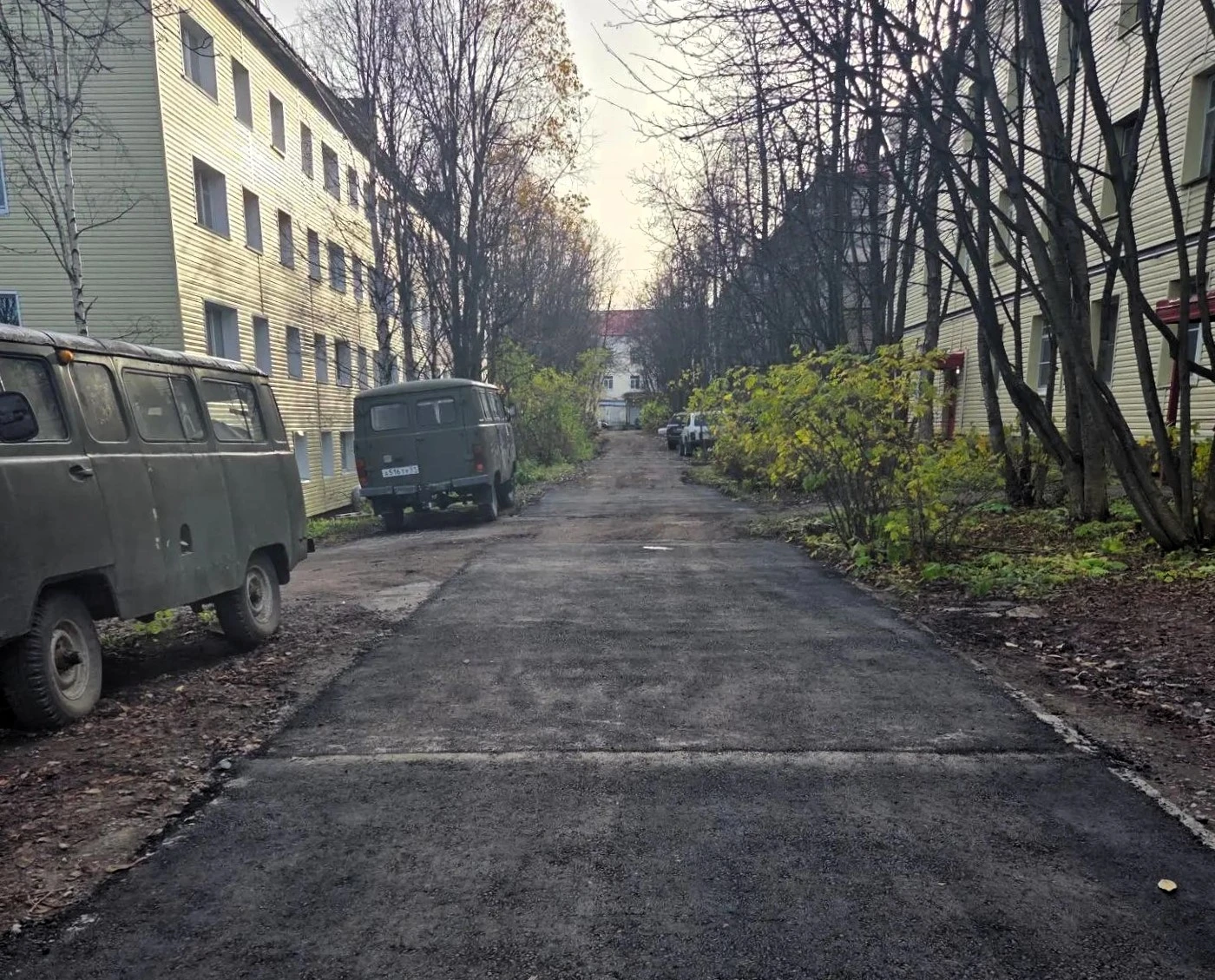Сегодня в Апатитах завершили ремонт двух последних придомовых территорий, вошедших в ле...