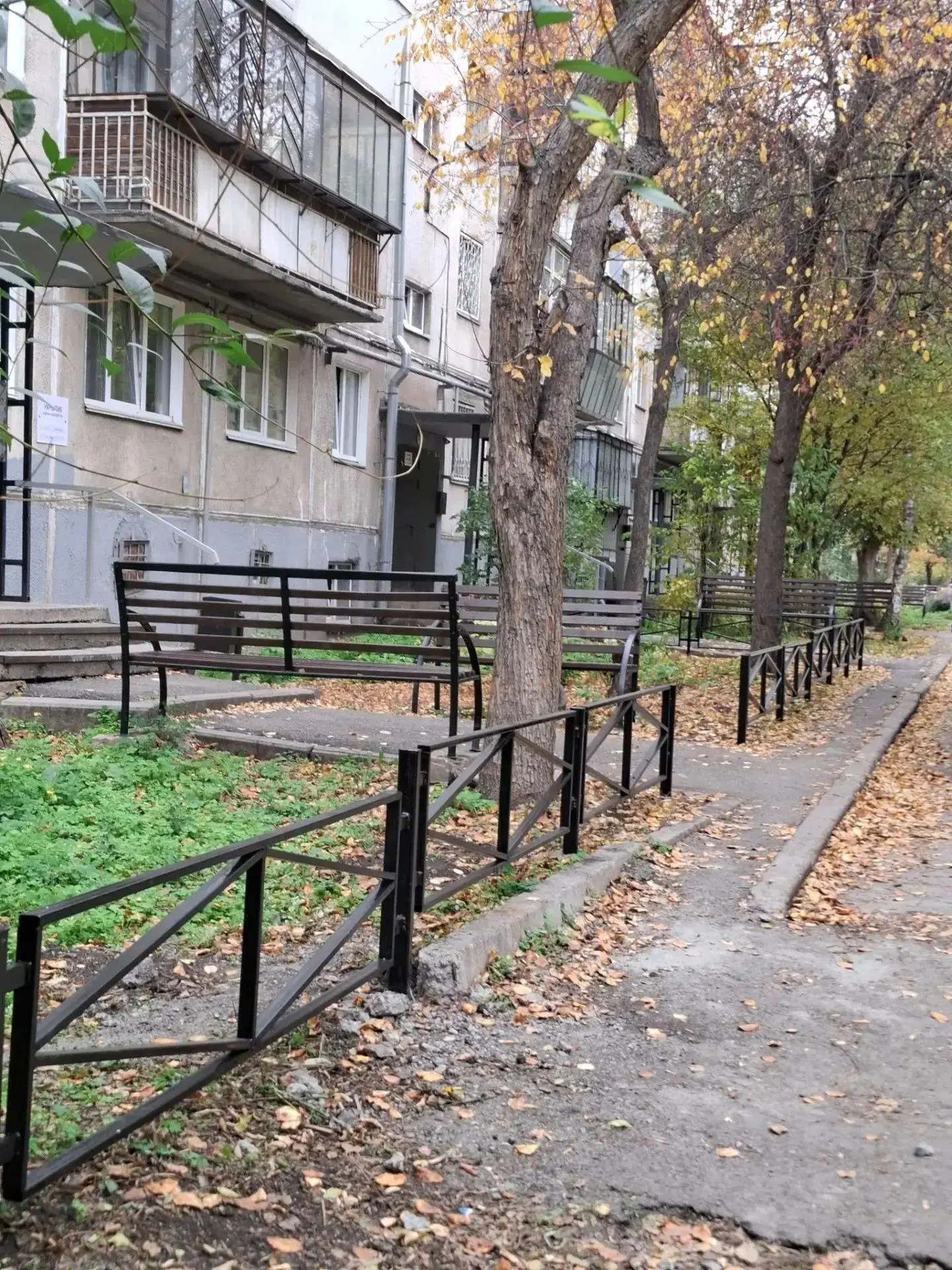 Произвели установку металлического ограждения по адресу ул. Доменщиков д. 25,  1,2 подъ...