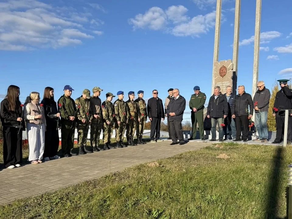 Ветераны госбезопасности возложили цветы к памятнику батальона НКВД