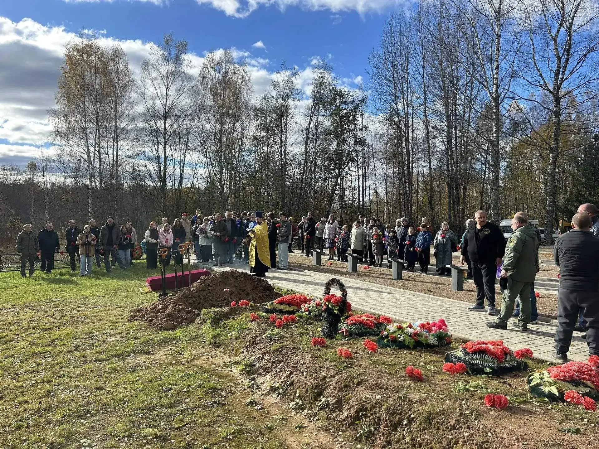 🌟 Сегодня в деревне Язвищи прошла торжественная церемония захоронения останков пяти со...
