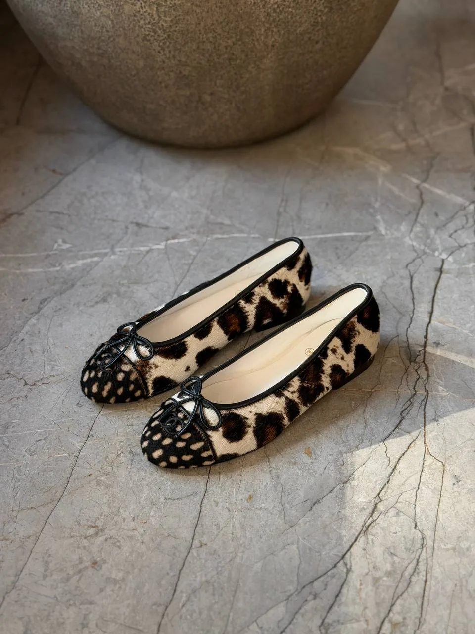 Новые балетки Chanel Pony Hair Cap Toe CC Ballerina Flats SS 2026, маркировка 38С, пыль...