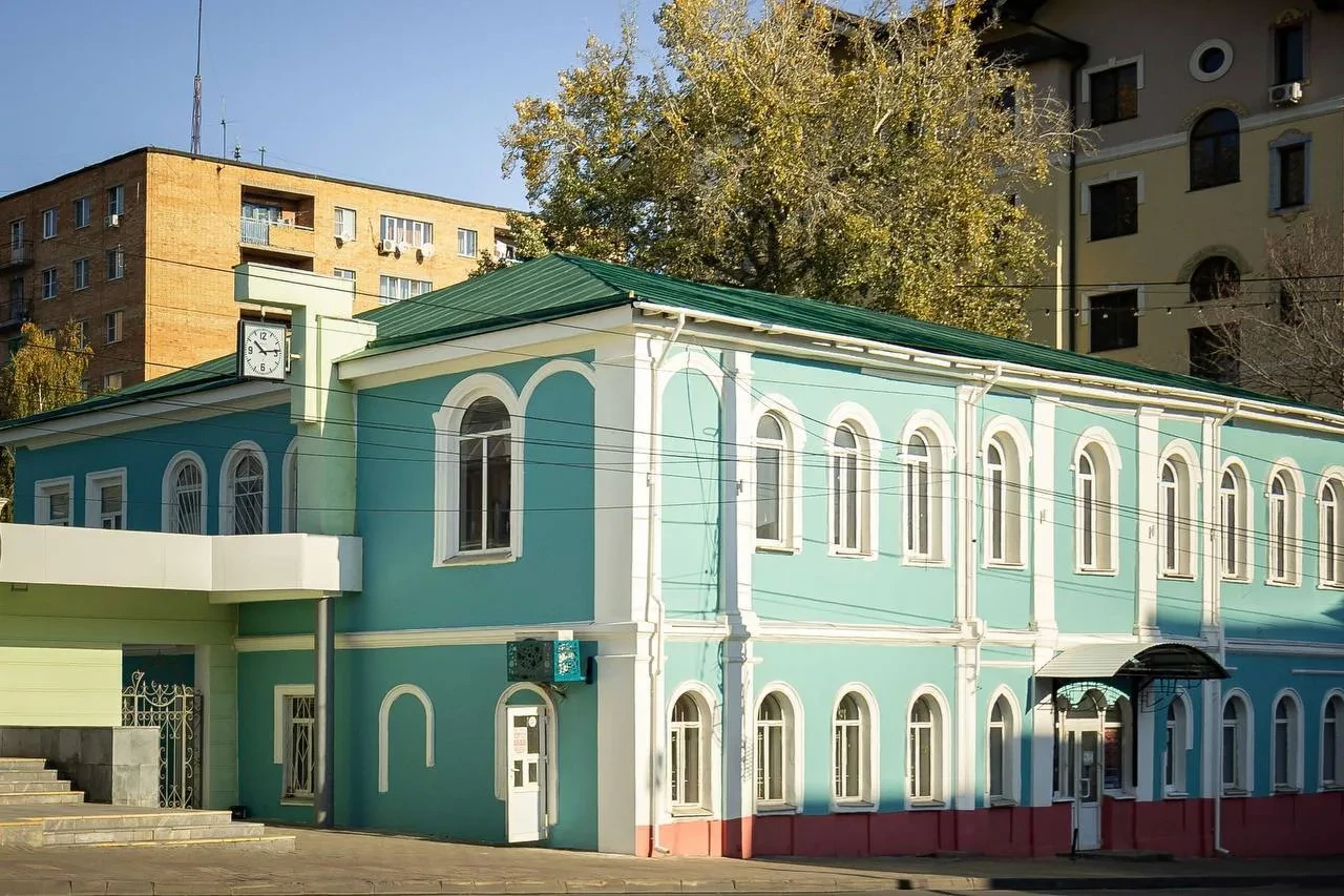 На здании бывшего землемерного училища в Курске заработали новые часы