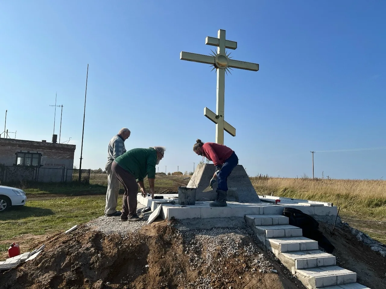 На въезде в село Верхний Сускан настоятель местной церкви отец Александр собственноручн...