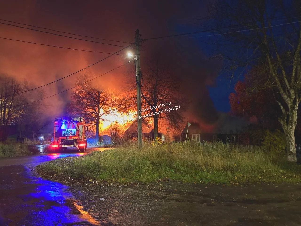 🔥 В Красноармейске полыхает дом пила на Лермонтова, 19