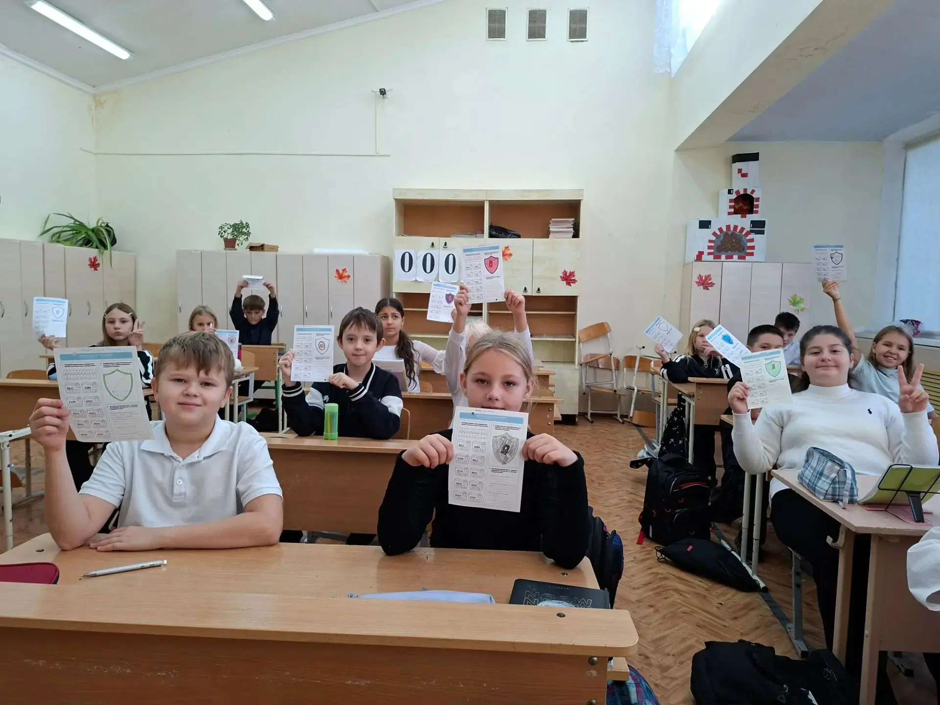 🇷🇺 Новая учебная неделя традиционно началась с поднятия Государственного флага и испо...