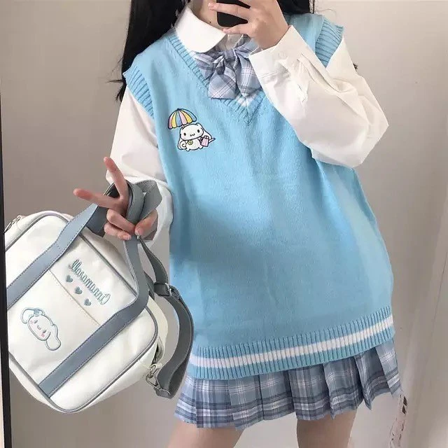 Жилетка(безрукавка) вязаная «Cinnamoroll»