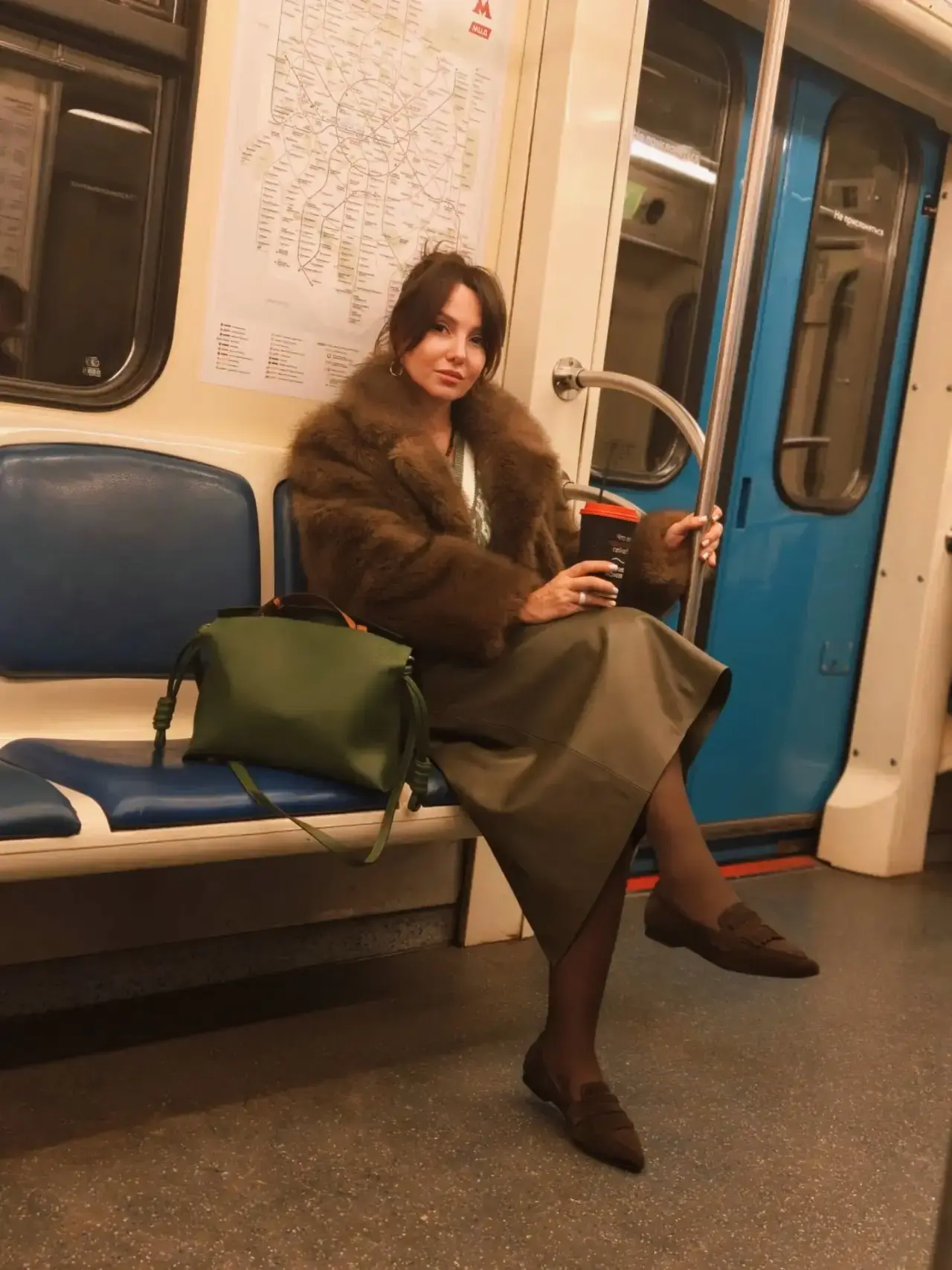 Воскресенье. Утро. Я еду в метро по Москве — красивая, собранная, в своём настроении.