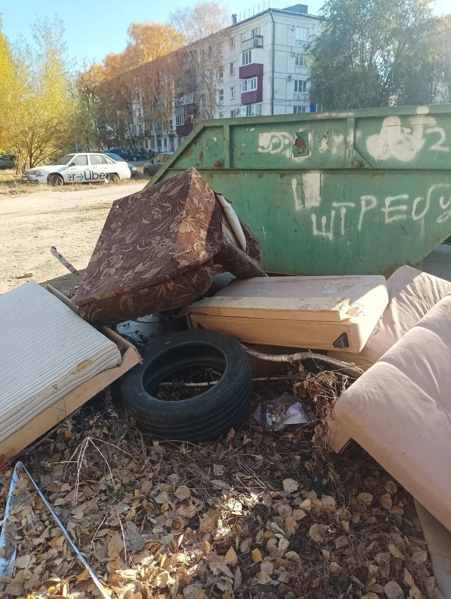 А говорят все плохо живём! Ну ладно мебель выбрасывают, так вот уже и машины стали выбр...