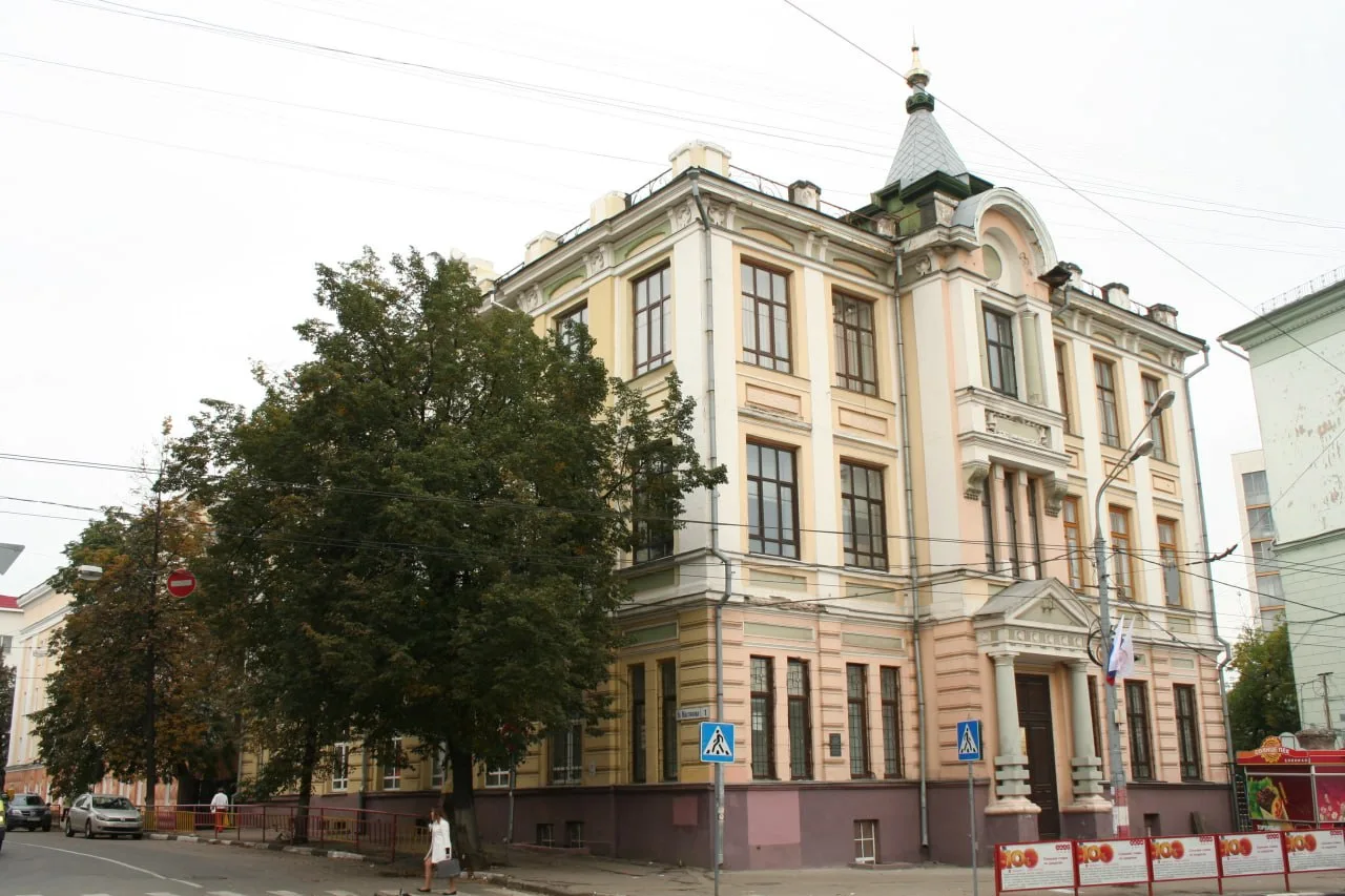 🏛 Как получилось, что на нижегородской площади советского писателя стоит императорское...