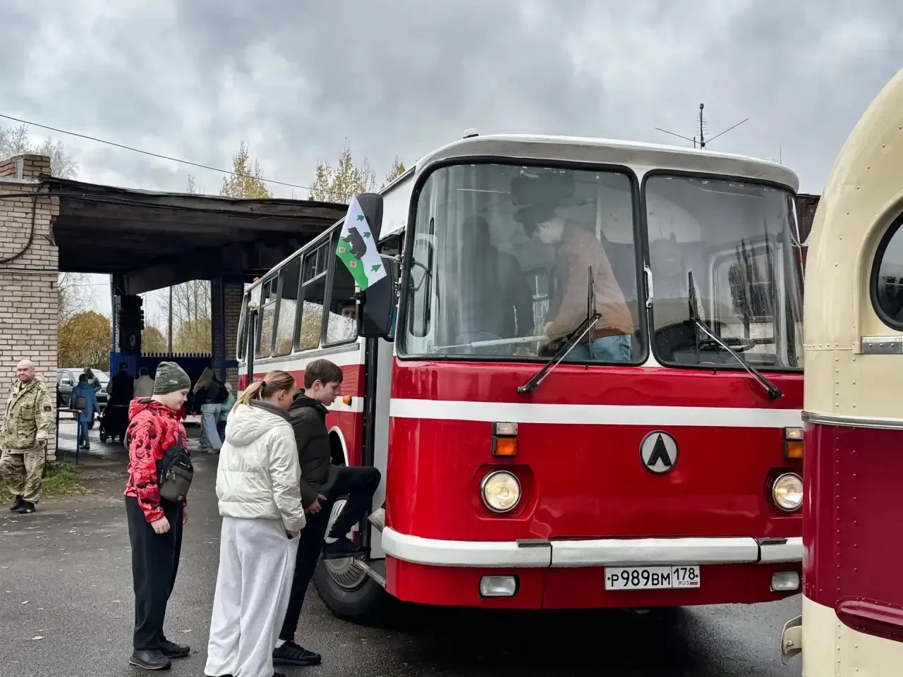 Прямо сейчас на территории автобусного парка для всех желающих проходит выставка - эксп...