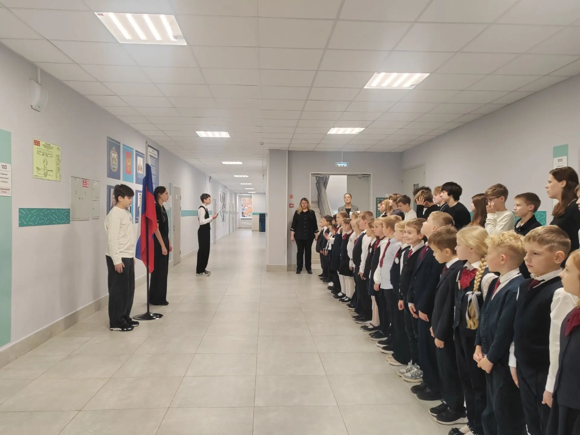 🔥 Вновь понедельник! ☀️ А это значит, что наше утро началось с торжественной линейки, ...