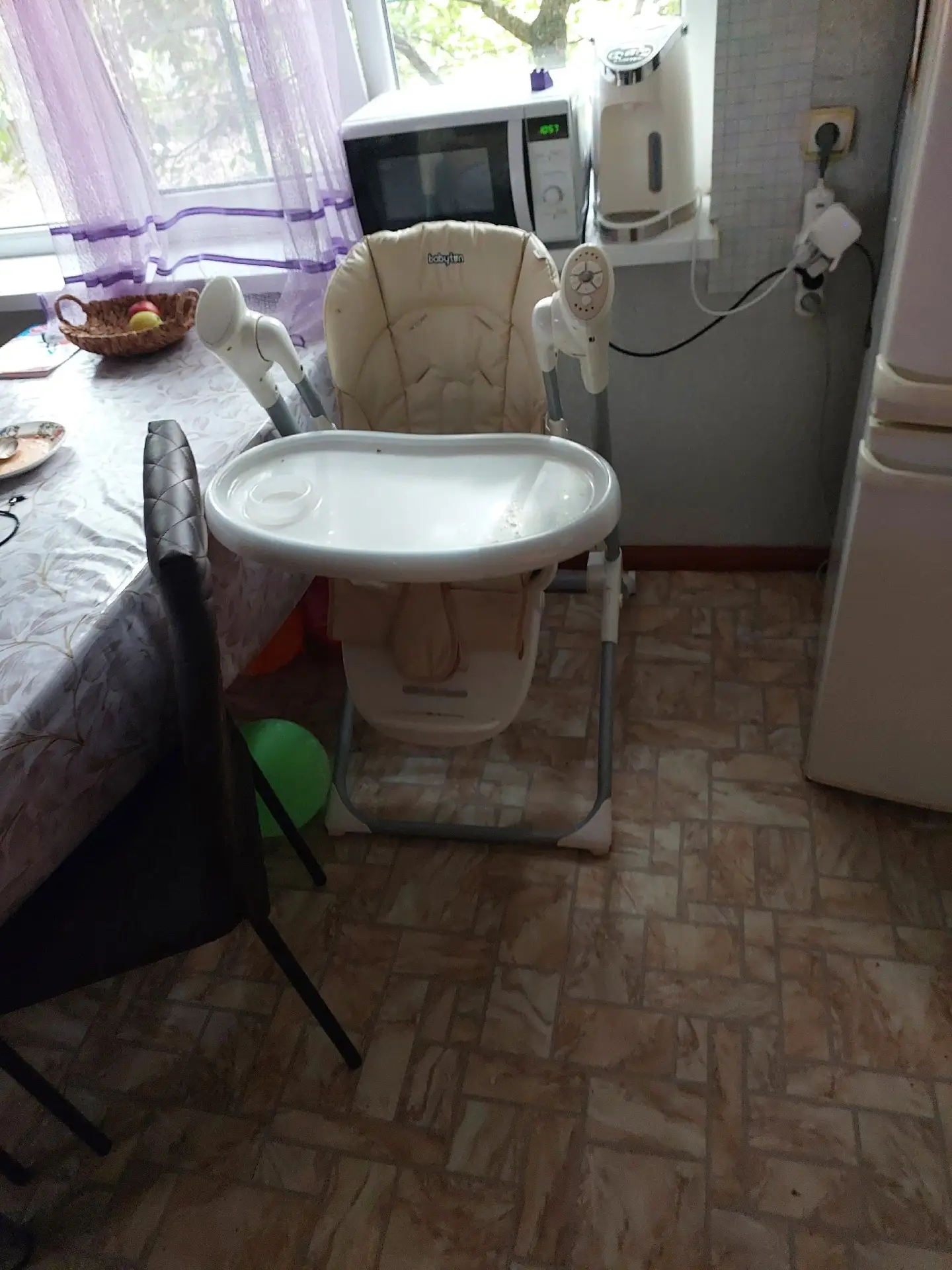 Отдам бесплатно стул для кормления, качели 2 в 1 Babyton, чехол отличный, все механизмы...