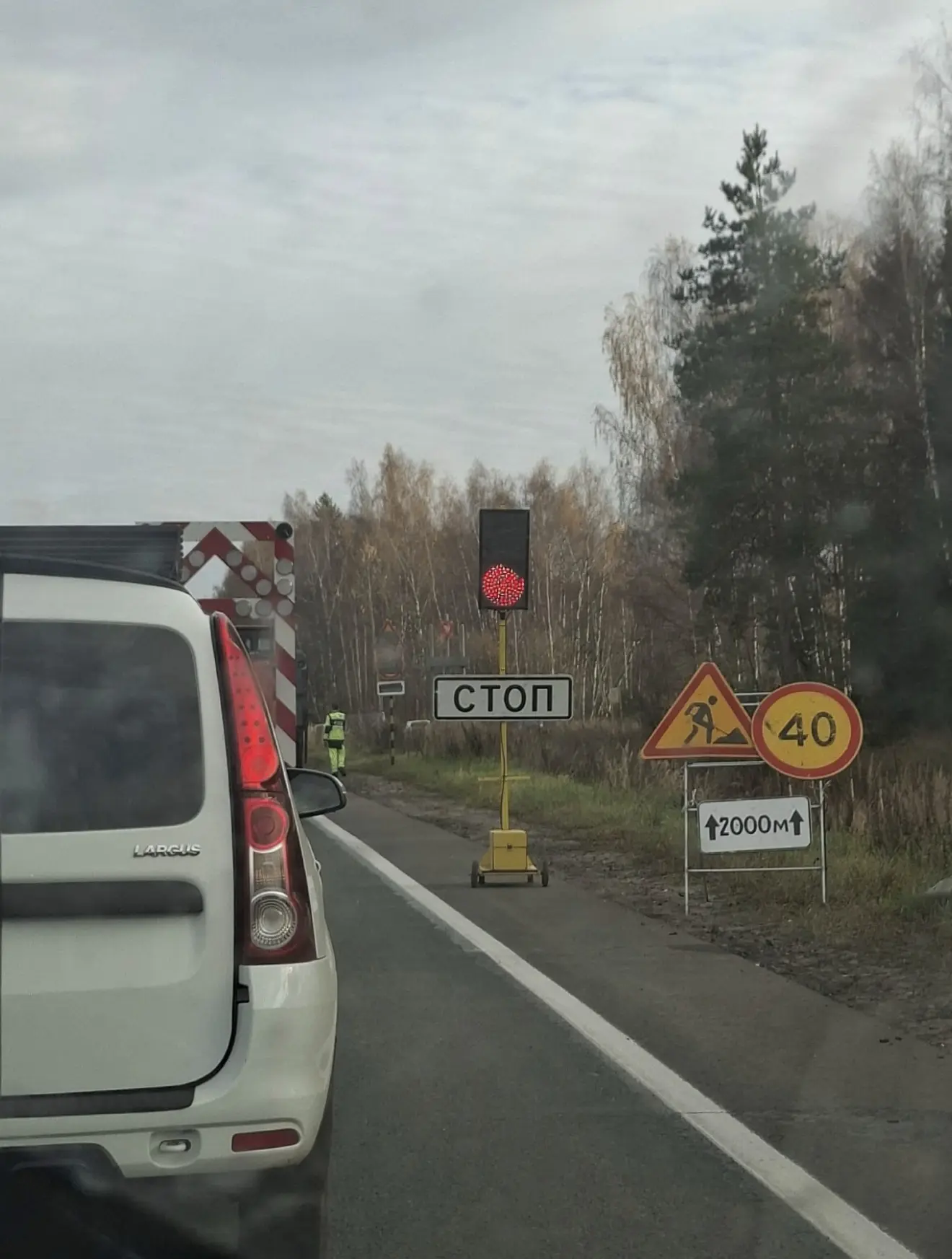 Возле д.Вятчинки ремонт дороги на протяжении 2 км, реверсивное движение, пробка