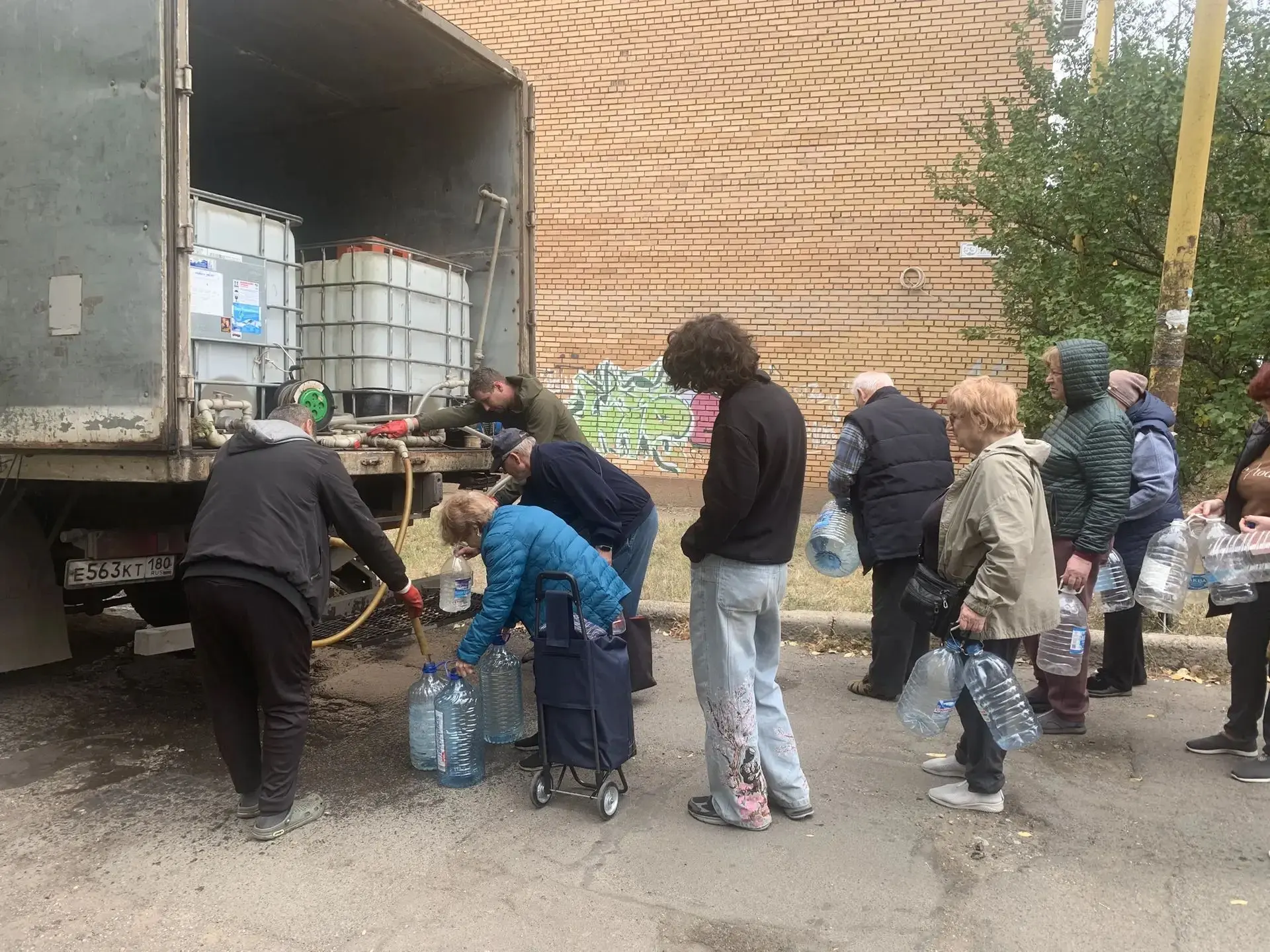 В Киевском внутригородском районе продолжается организовация по подвозу  питьевой воды ...