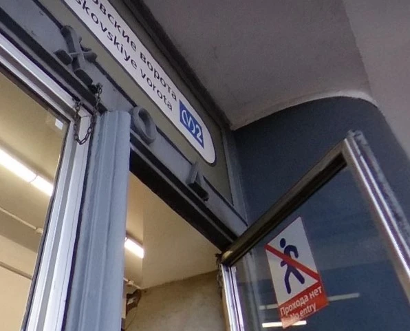 Студентку не пустили в метро с разряженным телефоном и предложили выбросить его в урну....