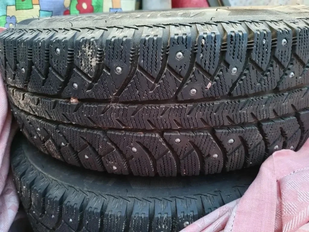 Продам зиму Бричстоун 175/70 R14 состояние хорошее Зеленогорск.7к 89016233621