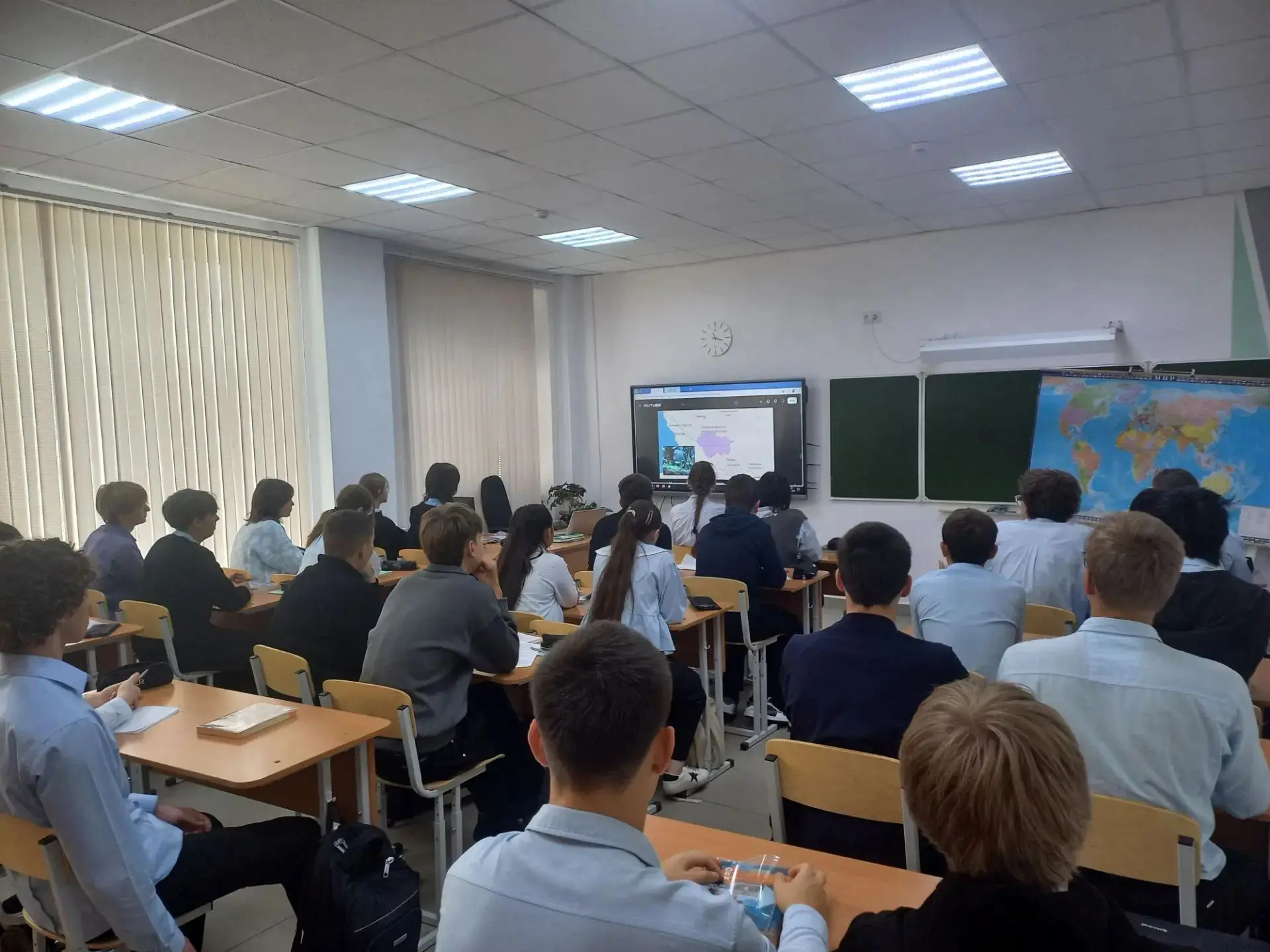 Заместитель директора по воспитательной работе Яблочкина Е.Н. и Асфаров О.Ю. майор в от...