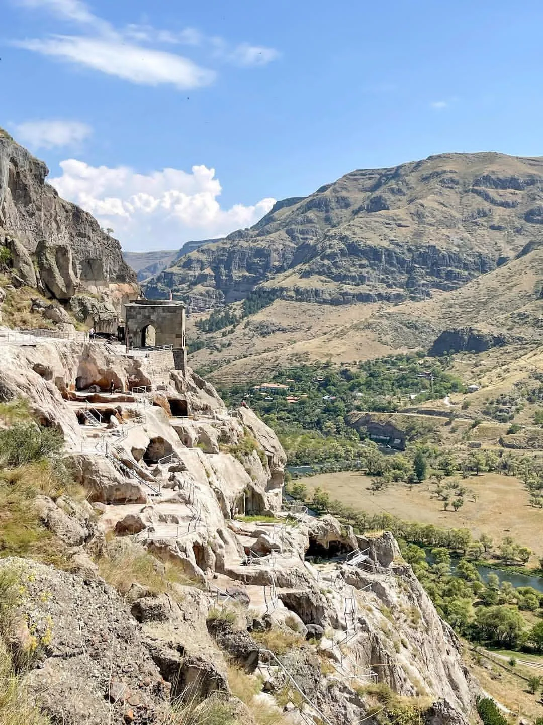 🏔 Вардзия — город, спрятанный в скале.