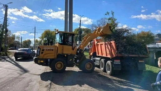В Курске вывезли ветки и мусор с двух улиц